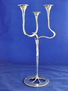 candelabro de metal plateado