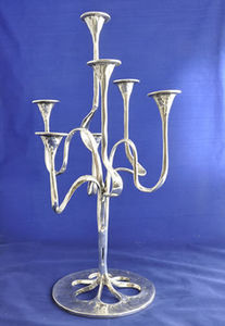 candelabro de metal plateado