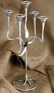 candelabro de metal plateado