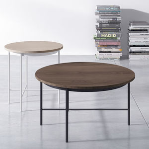 mesita auxiliar contemporánea / de fresno / de chapa de madera / de MDF lacado