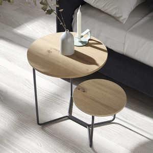 mesilla de noche contemporánea / de roble / de chapa de madera / con base metálica