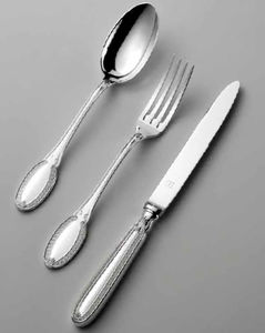 cubertería de metal plateado