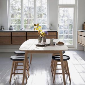 mesa de comedor de diseño escandinavo