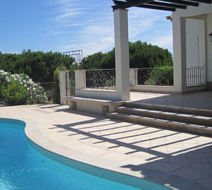 borde de piscina de piedra