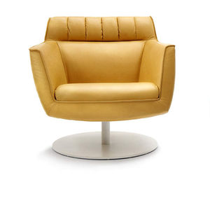 sillón contemporáneo / de cuero / giratorio / con patas en forma de estrella