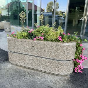 jardinera de hormigón reforzado con fibra