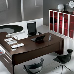 conjunto de escritorio y armarios para el sector profesional