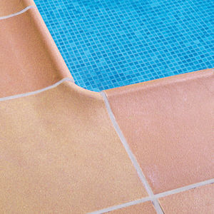 borde de piscina de gres porcelánico