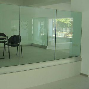 barandilla de vidrio / de aluminio / con paneles de vidrio / de interior