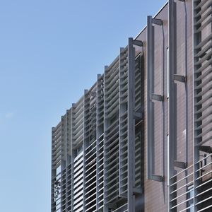 celosía con lamas de aluminio