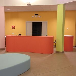 mostrador de recepción curvado