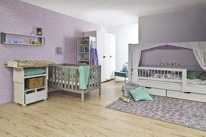 habitación para niños violeta