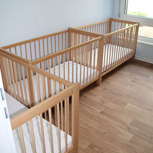cama para bebé contemporánea