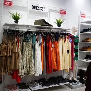 expositor para ropa