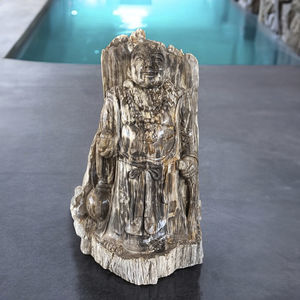 escultura de madera fosilizada