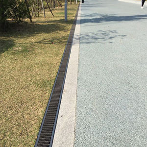 canal de drenaje para espacio público