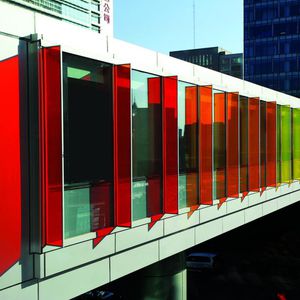 celosía con lamas de vidrio / para fachada / vertical / orientable