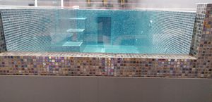 spa de natación sobre suelo