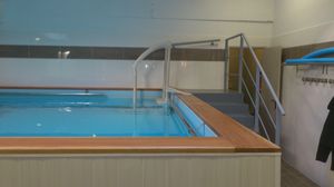 piscina sobre suelo / de acero inoxidable / para centro de bienestar / de interior