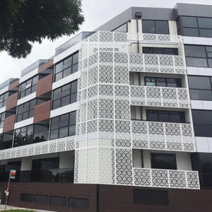 revestimiento de fachada de paneles / de aluminio / perforado / blanco