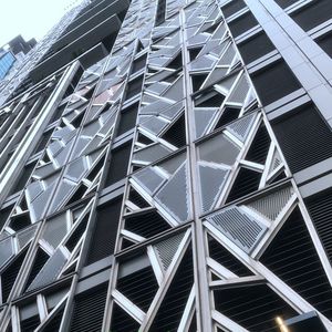 revestimiento de fachada en placas / de aluminio / perforado / 3D