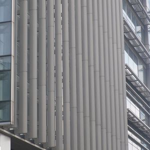 celosía con lamas de aluminio