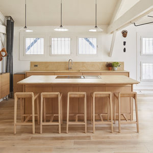 cocina moderna / de roble / de piedra natural / con isla