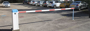 barrera de estacionamiento / de control de acceso / levadiza / de aluminio