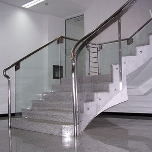 escalera recta / en U / estructura de hormigón / peldaños de mármol
