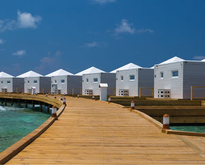 casa flotante / prefabricada / contemporánea / de leña