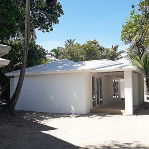 casa prefabricada / de tipo bungalow / contemporánea / de leña