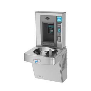 fuente de agua con mando electrónico