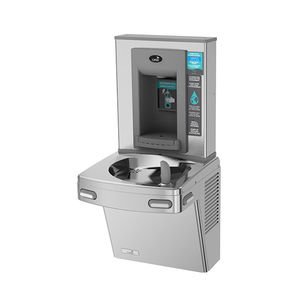fuente de agua con mando electrónico