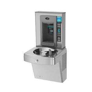 fuente de agua con mando electrónico