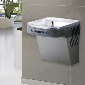 fuente de agua con mando electrónico