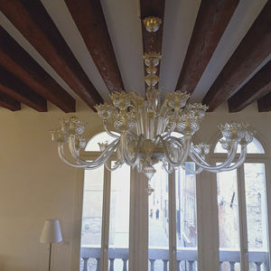 lámpara araña de estilo veneciano