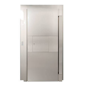puerta con cerradura reforzada