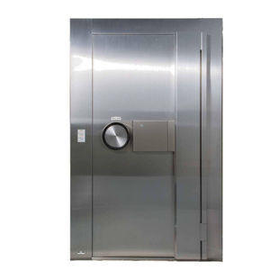 puerta con cerradura reforzada