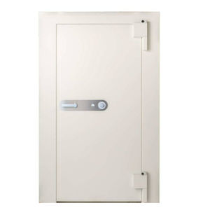 puerta con cerradura reforzada