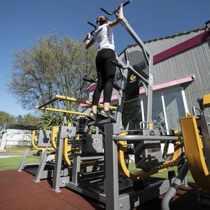 máquina de musculación fondos en paralelas