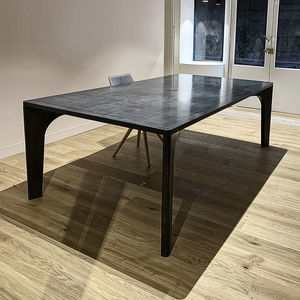 mesa contemporánea