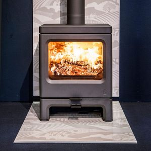 estufa de leña / de hierro fundido / moderna / 7 kW