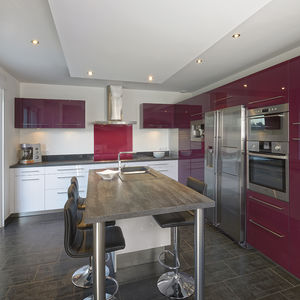 cocina contemporánea / de madera lacada / con isla / con asideros