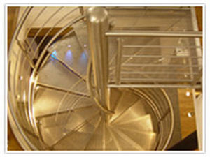 escalón de metal