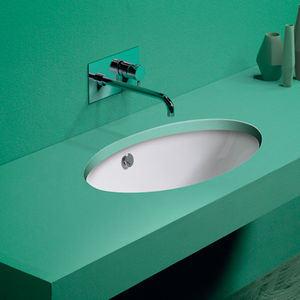 lavabo bajo encimera / ovalado / de cerámica / contemporáneo