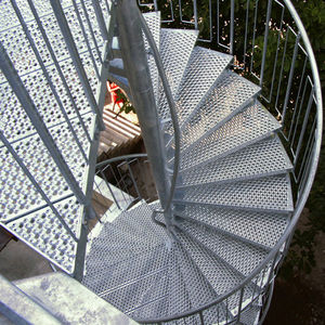escalera con peldaños de metal