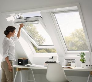 ventana de tejado pivotante con eje central / de madera / de aluminio / con vidrio doble
