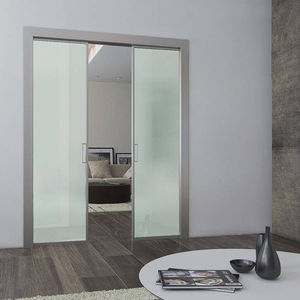 puerta con vidrio de seguridad
