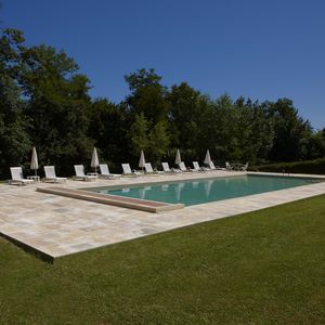 borde de piscina de piedra natural