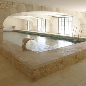 borde de piscina de piedra natural